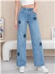 Calça jeans de perna larga com estrelas e tachas.