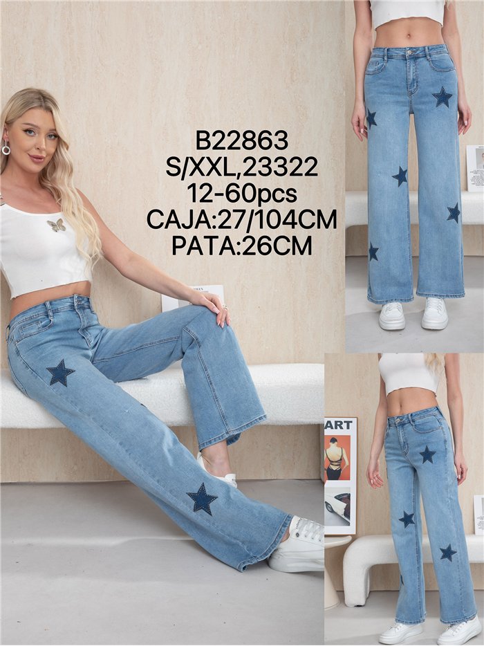 Calça jeans de perna larga com estrelas e tachas.