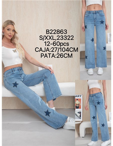 Calça jeans de perna larga com estrelas e tachas.