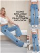 Calça jeans de perna larga com estrelas e tachas.