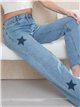 Calça jeans de perna larga com estrelas e tachas.