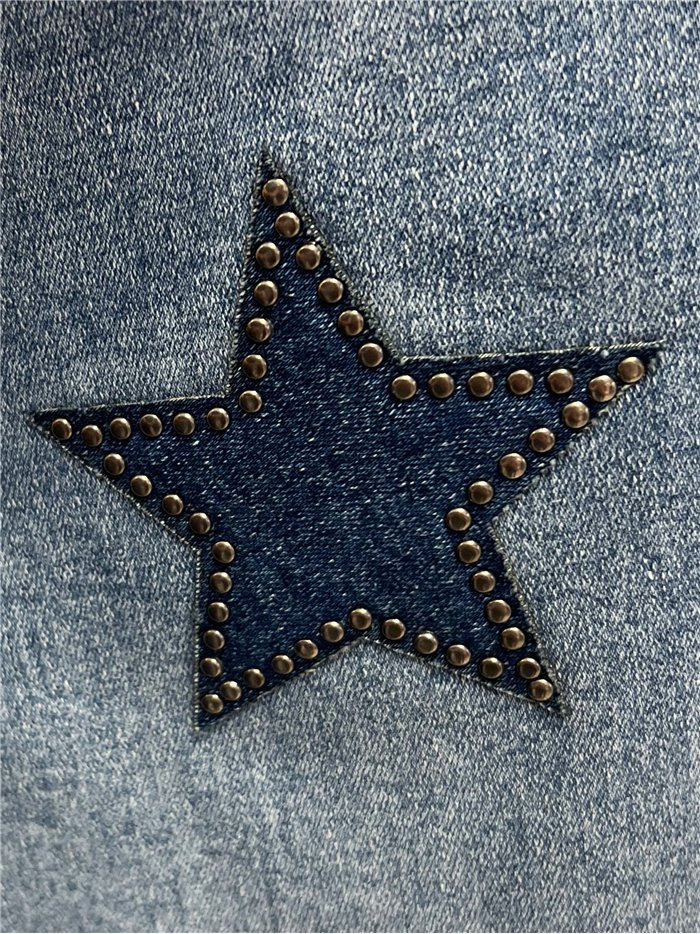 Calça jeans de perna larga com estrelas e tachas.
