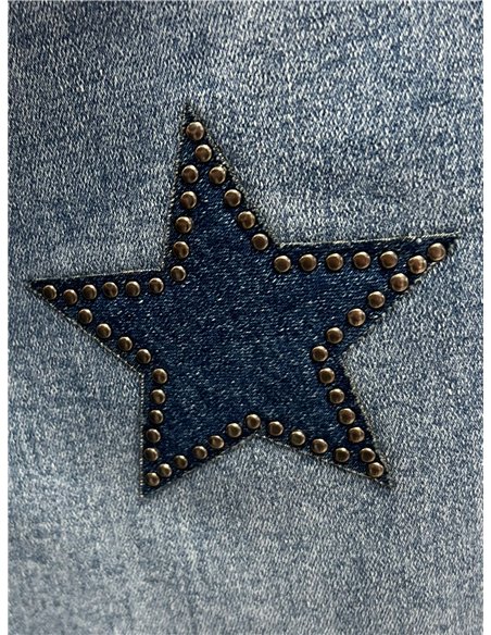 Calça jeans de perna larga com estrelas e tachas.
