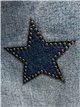 Calça jeans de perna larga com estrelas e tachas.