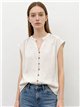 Blusa de linho sem mangas com botões.
