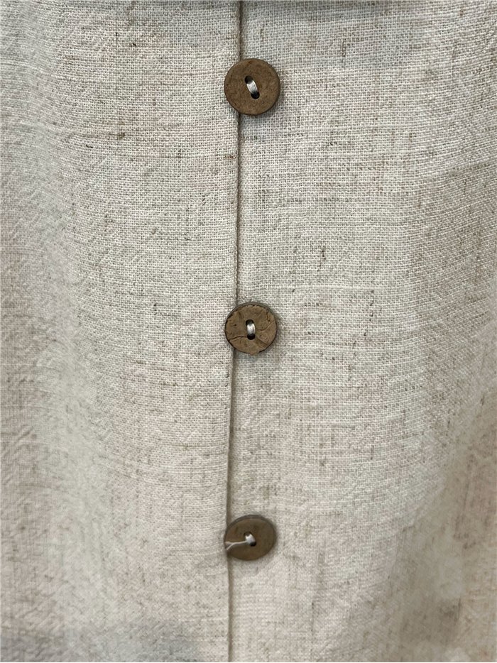 Blusa de linho sem mangas com botões.
