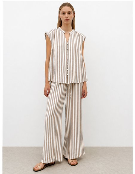 Conjunto de blusa e calça listradas fluidas