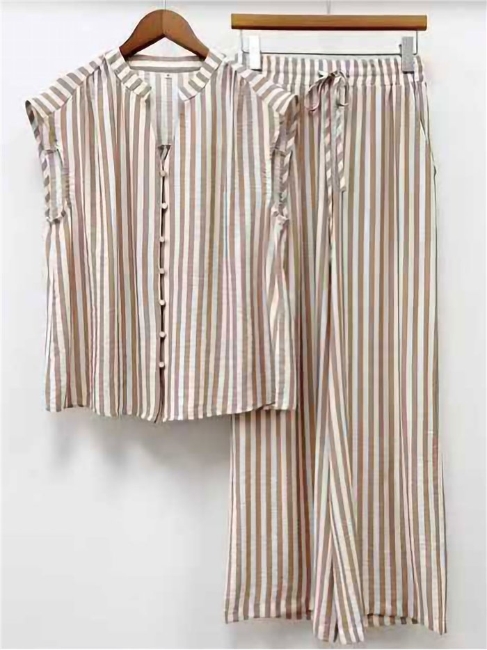 Conjunto de blusa e calça listradas fluidas