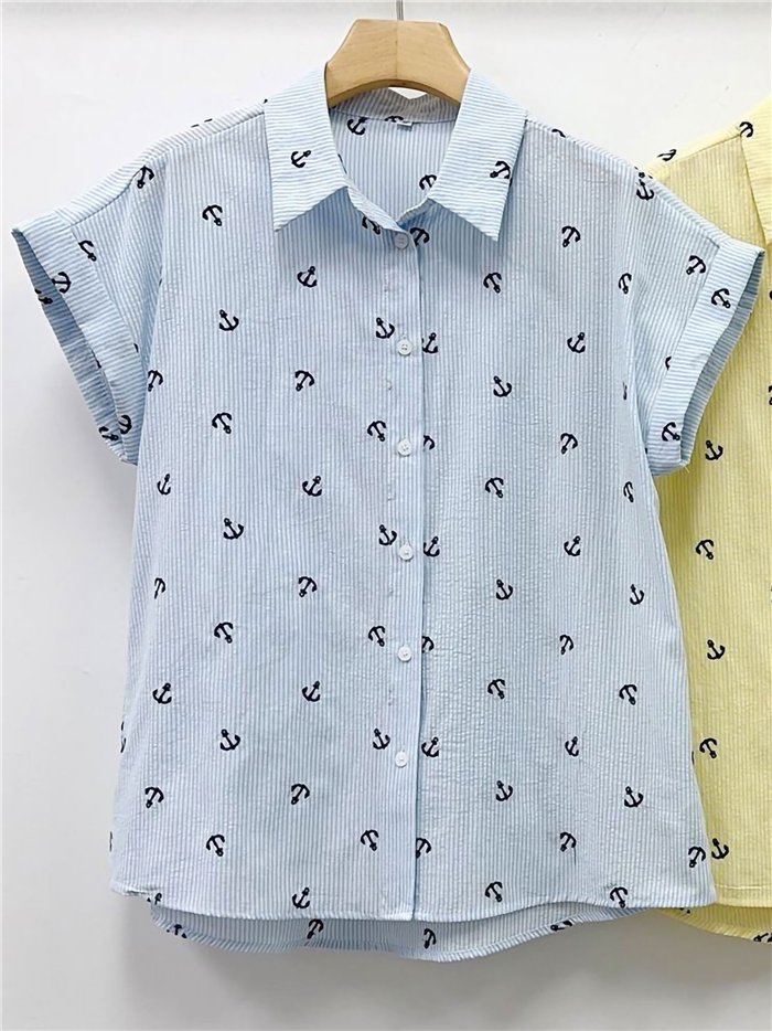 Camisa de manga curta com âncoras bordadas
