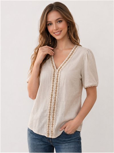 Blusa de linho bordada com mangas curtas.