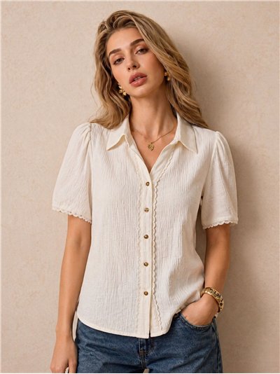 Camisa com efeito linho e detalhes em renda.