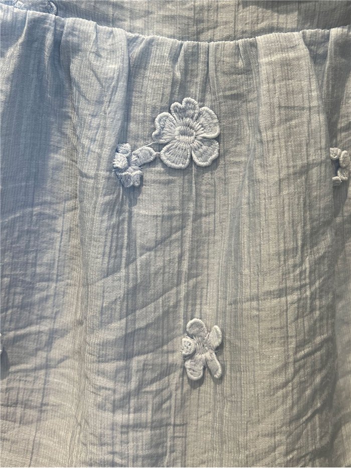 Blusa sem mangas com flores bordadas