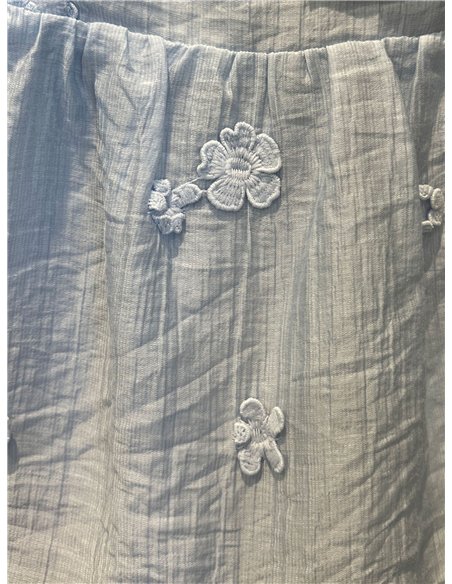 Blusa sem mangas com flores bordadas