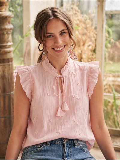 Blusa sem mangas com laço e flores em relevo.