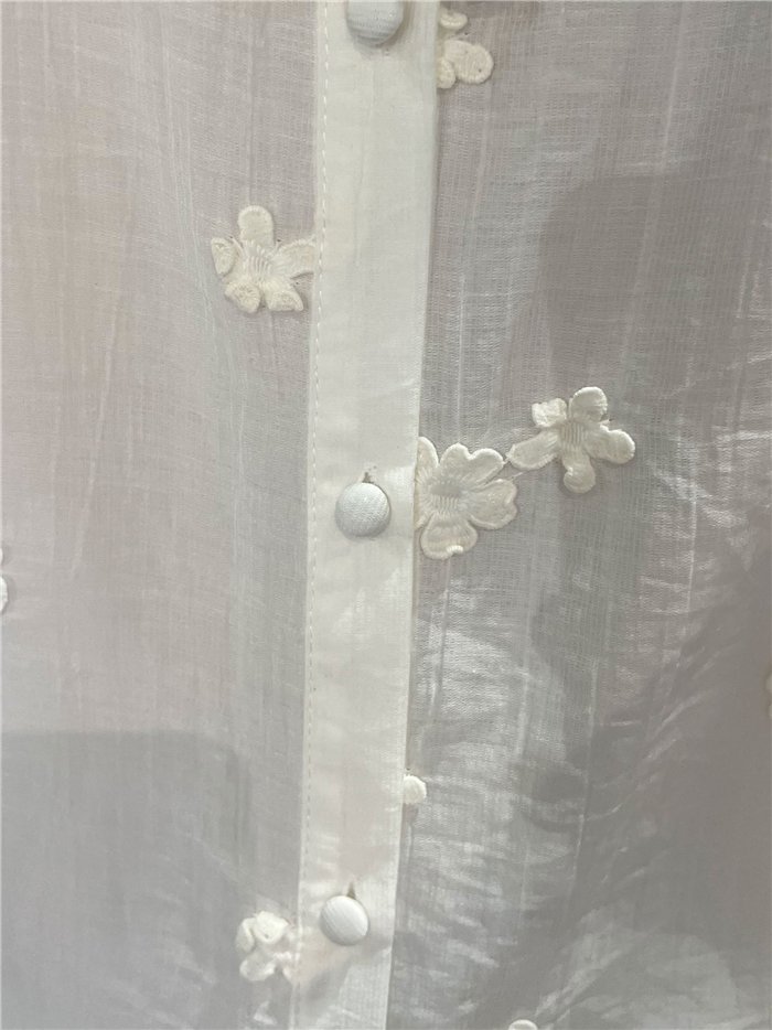 Camisa sem mangas com flores bordadas