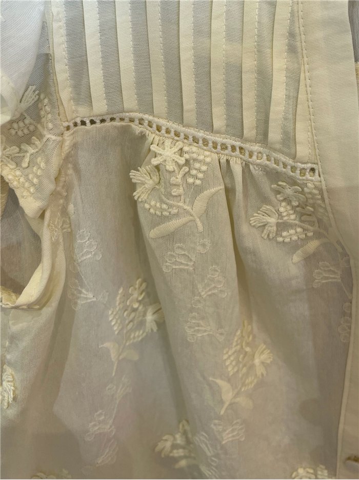 Blusa bordada com detalhe plissado floral