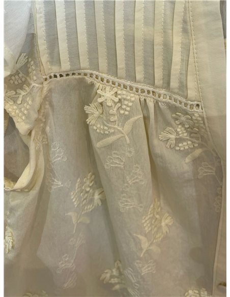 Blusa bordada com detalhe plissado floral