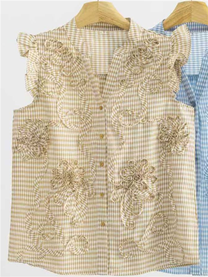 Blusa Vichy bordada com flores franzidas