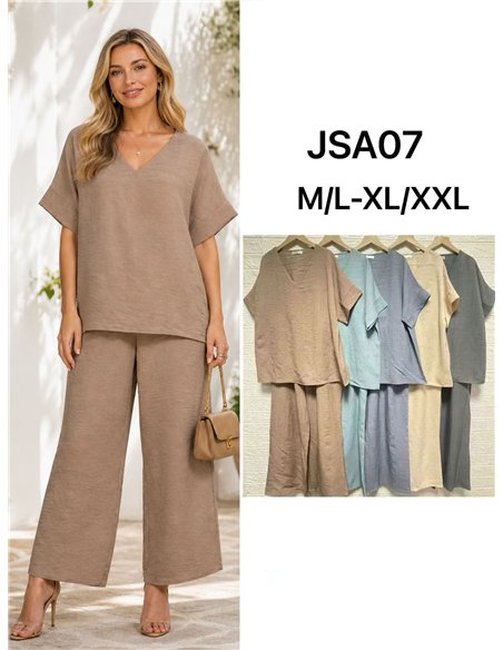 Conjunto plus size: blusa fluida com decote em V e calça palazzo.