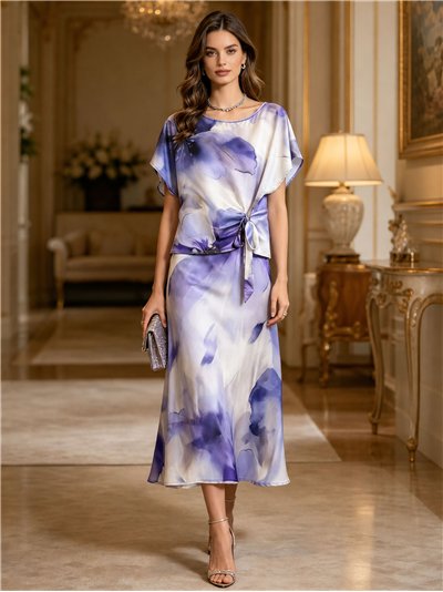 Completo composto da blusa con stampa acquerello, laccetto laterale e gonna midi.