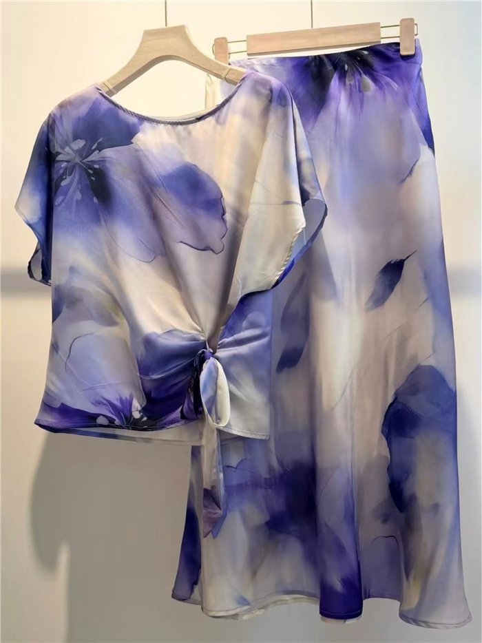 Completo composto da blusa con stampa acquerello, laccetto laterale e gonna midi.