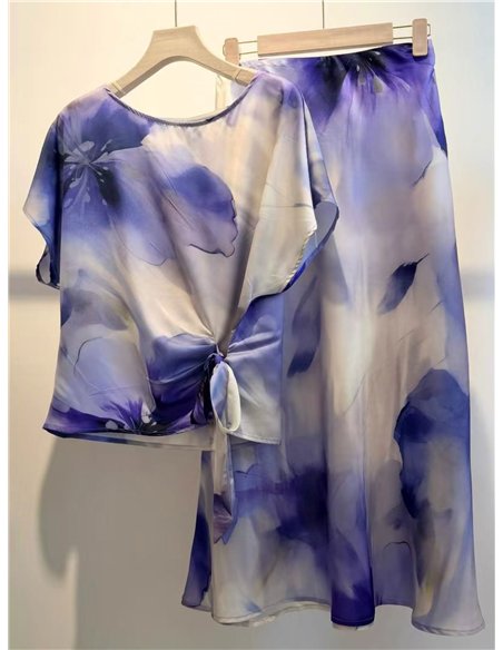 Completo composto da blusa con stampa acquerello, laccetto laterale e gonna midi.