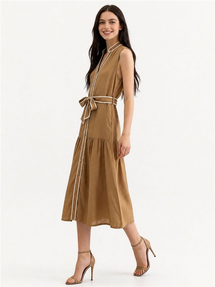 Vestido camisa com detalhes contrastantes e cinto.