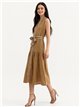 Vestido camisa com detalhes contrastantes e cinto.