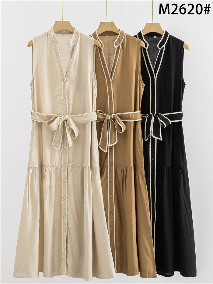 Vestido camisa com detalhes contrastantes e cinto.