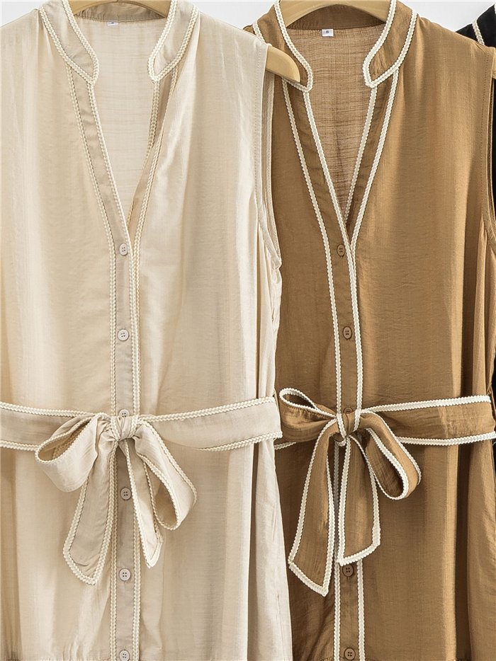 Vestido camisa com detalhes contrastantes e cinto.