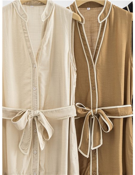 Vestido camisa com detalhes contrastantes e cinto.