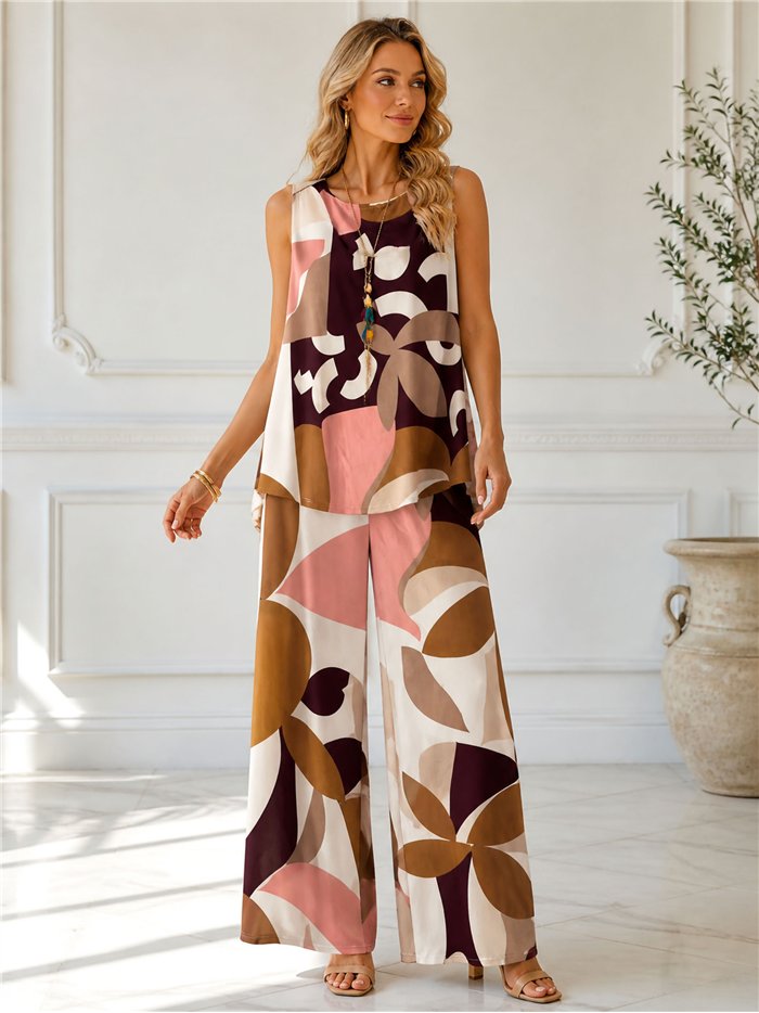 Conjunto de blusa de lycra com estampa abstrata, colar e calça.