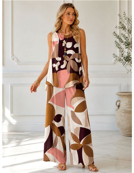 Conjunto de blusa de lycra com estampa abstrata, colar e calça.