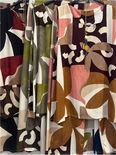 Abstract printed lycra blouse with necklace and trousers set 2