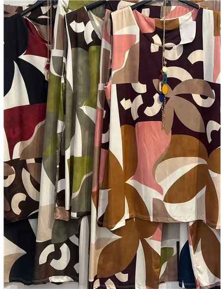 Conjunto de blusa de lycra com estampa abstrata, colar e calça.