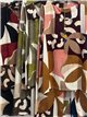 Conjunto de blusa de lycra com estampa abstrata, colar e calça.