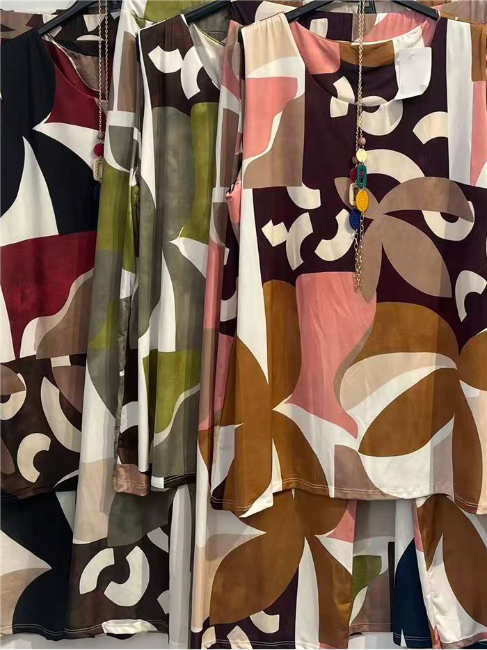 Conjunto de blusa de lycra com estampa abstrata, colar e calça.