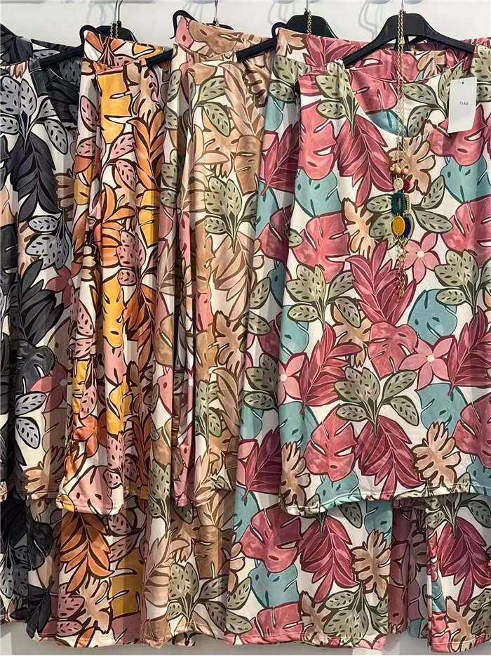 Ensemble chemisier en lycra à imprimé feuilles tropicales avec collier et pantalon