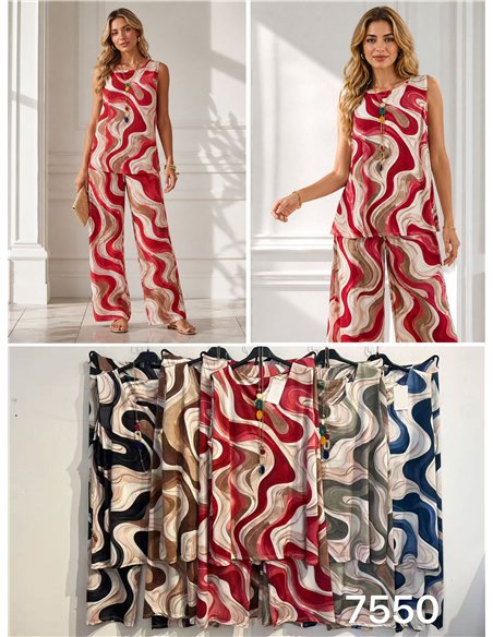 Conjunto de blusa de lycra com estampa ondulada, colar e calça.