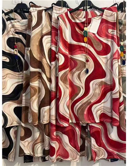 Conjunto de blusa de lycra com estampa ondulada, colar e calça.