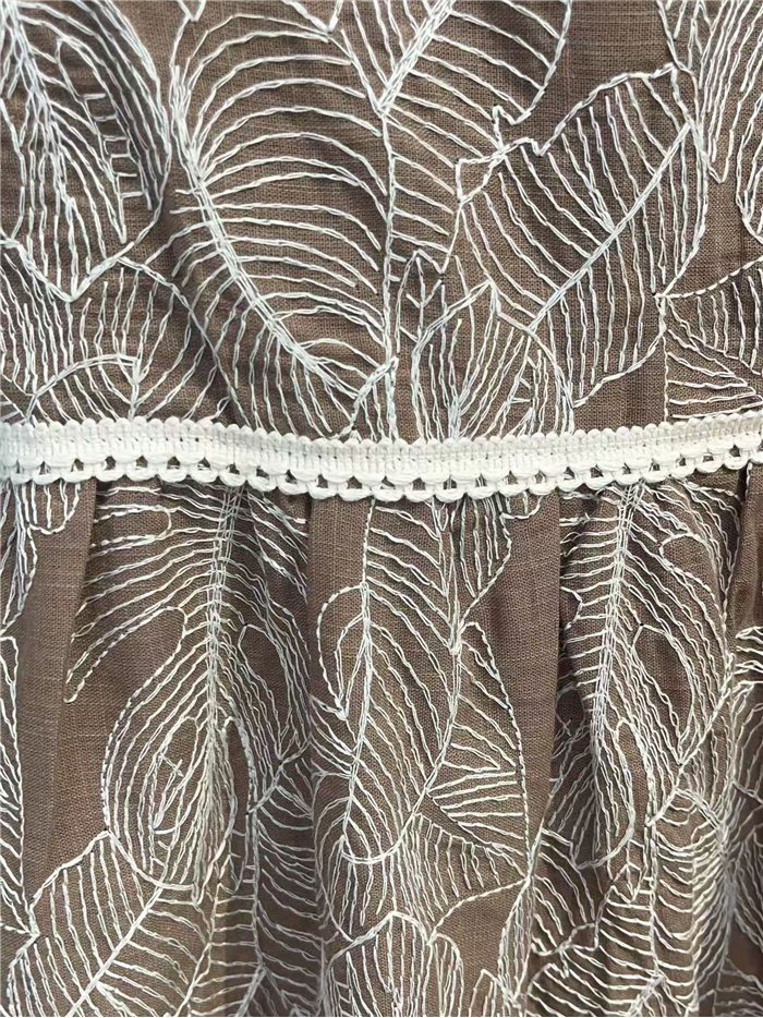 Robe longue brodée de feuilles et de bretelles