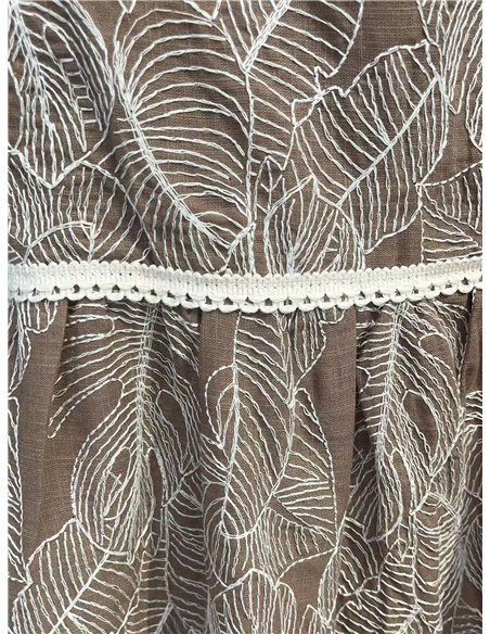 Robe longue brodée de feuilles et de bretelles