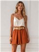 Shorts fluidos com cinto de ráfia