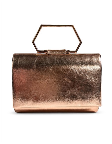 Cartera de fiesta polipiel metalizada con asa geométrica
