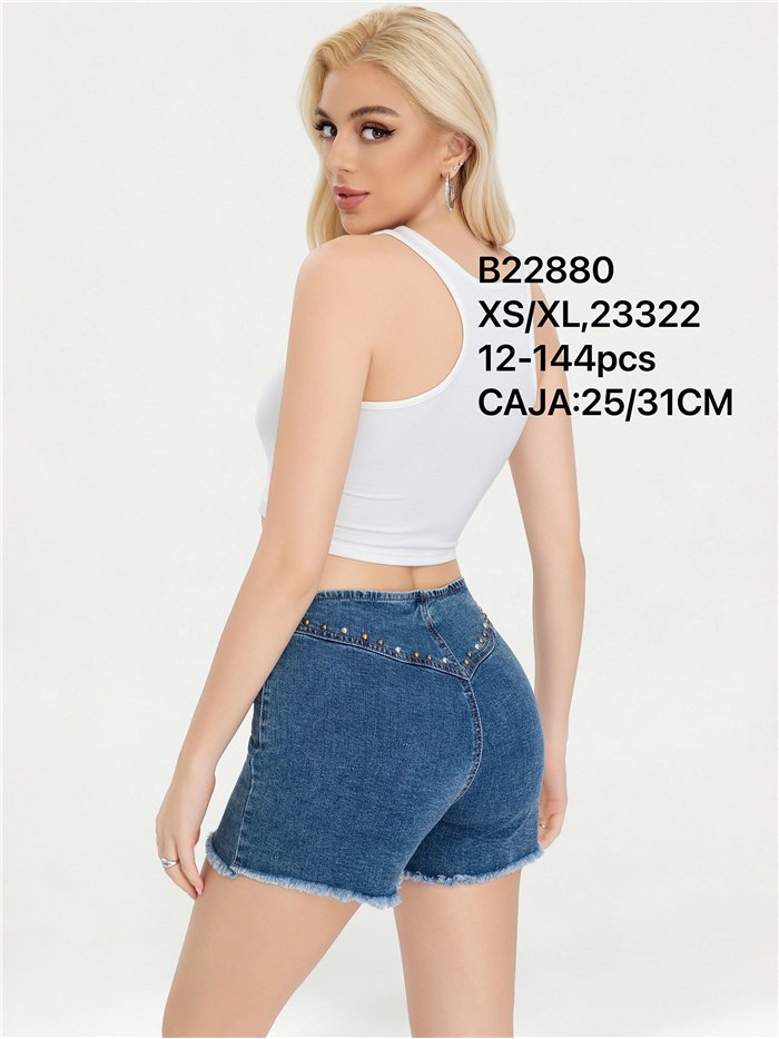 Short vaquero con tachuelas