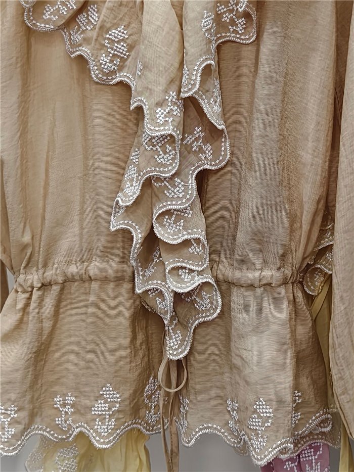 Blusa romântica com babados bordados