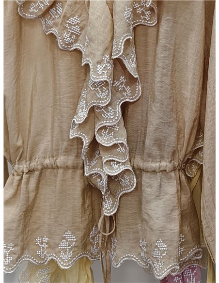 Blusa romântica com babados bordados