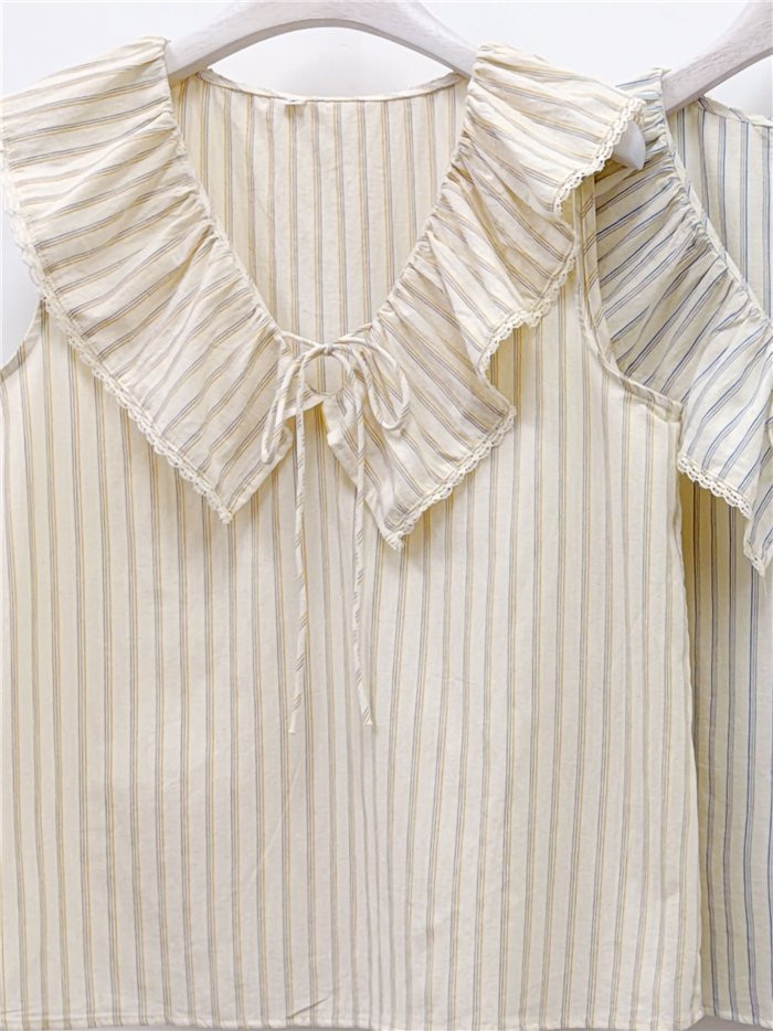 Blusa listrada sem mangas com gola franzida