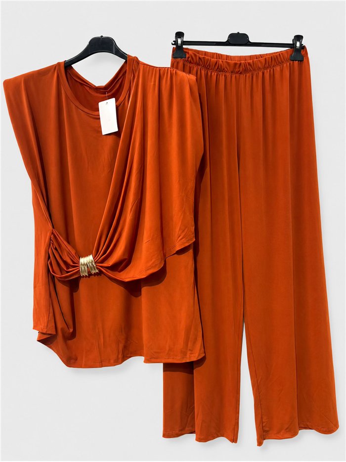 Conjunto blusa lycra drapeada con aplique metálico y pantalón