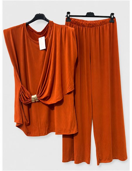 Conjunto blusa lycra drapeada con aplique metálico y pantalón